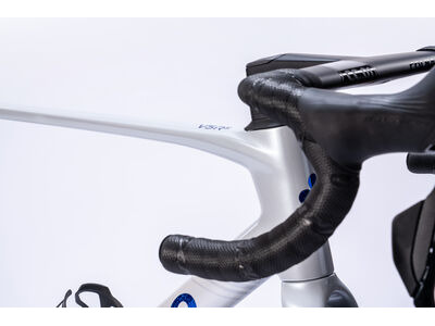 COLNAGO V5rs Disc 2025 Carbon Road Complete Bike Dura Ace Di2 White Blue click to zoom image