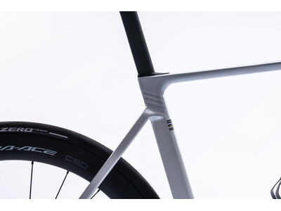 COLNAGO V5rs Disc 2025 Carbon Road Complete Bike Dura Ace Di2 White Blue click to zoom image