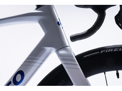 COLNAGO V5rs Disc 2025 Carbon Road Complete Bike Ultegra Di2 White Blue click to zoom image